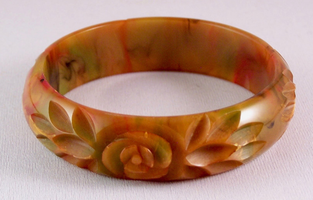 BB158 carved end of day bakelite bangle